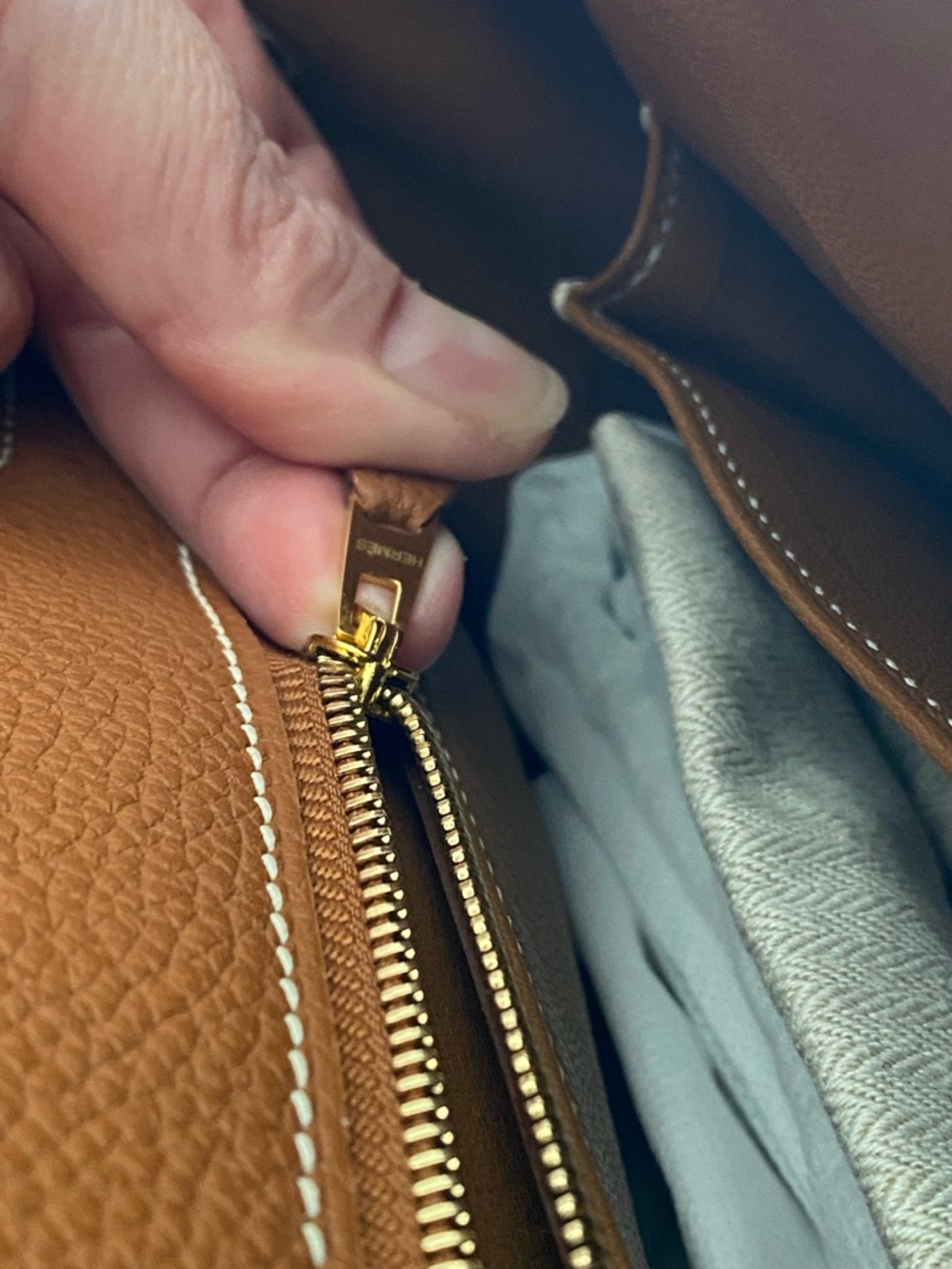 Classic Tan Leather Top-Handle Bag with Gold Hardware - Picture 3 of 15